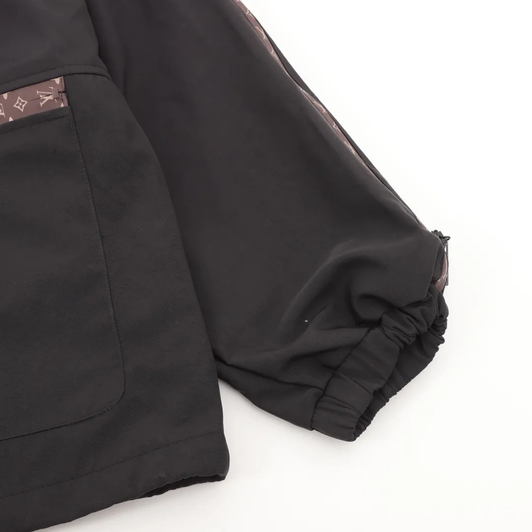 🅿️550 LouisVuitton/Louis Vuitton presbyopic patchwork windbreaker zipper jacket. Purchase the original version and have it printed immediately. The fabric is made of custom densely spun technical fabric that is light and thin, and the upper body is silky and breathable. Infrared positioning cutting, workwear-style windbreaker design, the upper body is invincible and versatile. All details are customized and developed, and all hardware and accessories are restored to ZP. SizeS-L
